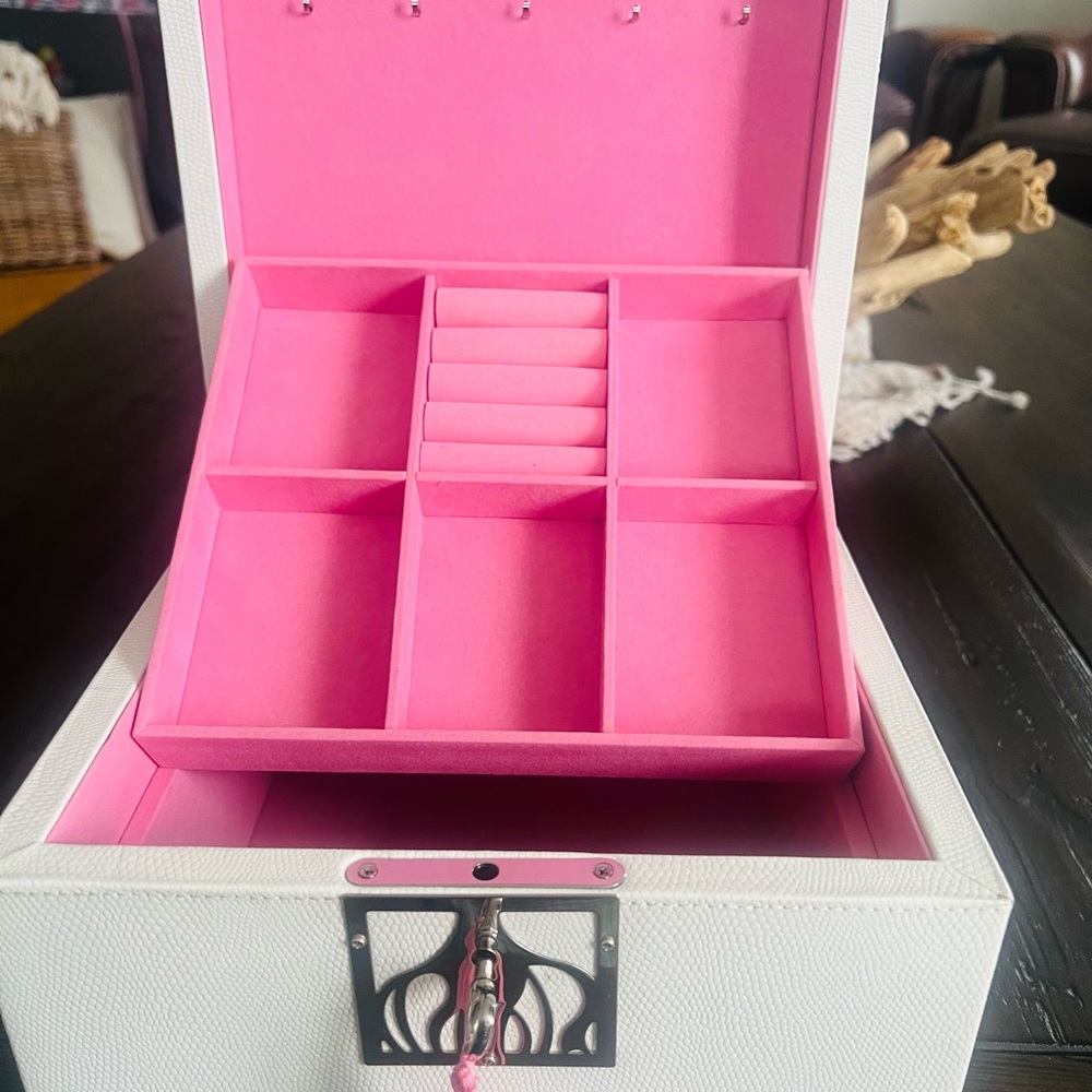 White Jewelry Box with Pink Tassel - Picture 3 of 6